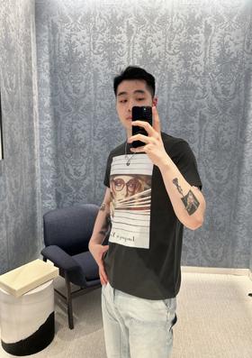 迪奥  25SS 眼镜女孩印花短袖T恤 黑色 男女同款（DY）