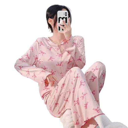 【软糯亲肤❗️蝴蝶结家居套装】温柔底色搭配满印蝴蝶结图案，自带少女感滤镜，甄选细腻透气的亲肤面料，触感如云朵般柔软，春秋季长袖V领卡通甜美睡衣女单家居服L 商品图4