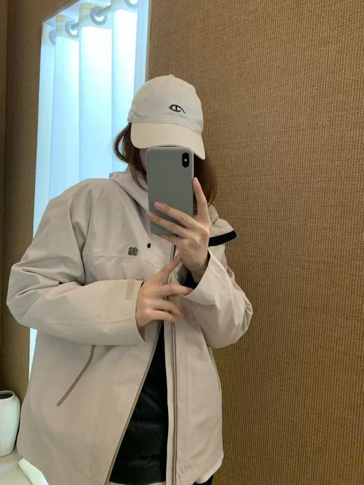 点此购买 可隆春秋季男女款硬壳压胶极简钢标户外抗风保暖冲锋衣 hbj 341406 商品图7