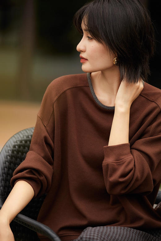 胧月焦糖复古珠链卫衣 双层牛奶棉面料解锁春秋舒适与精致感 商品图1