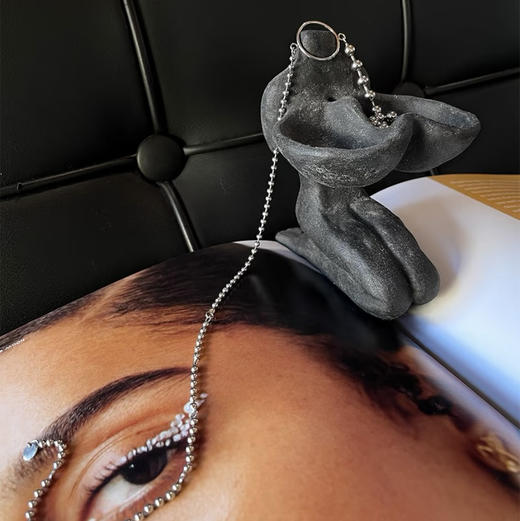 肆楼/「跪坐的胸怀」陶瓷摆件 商品图4