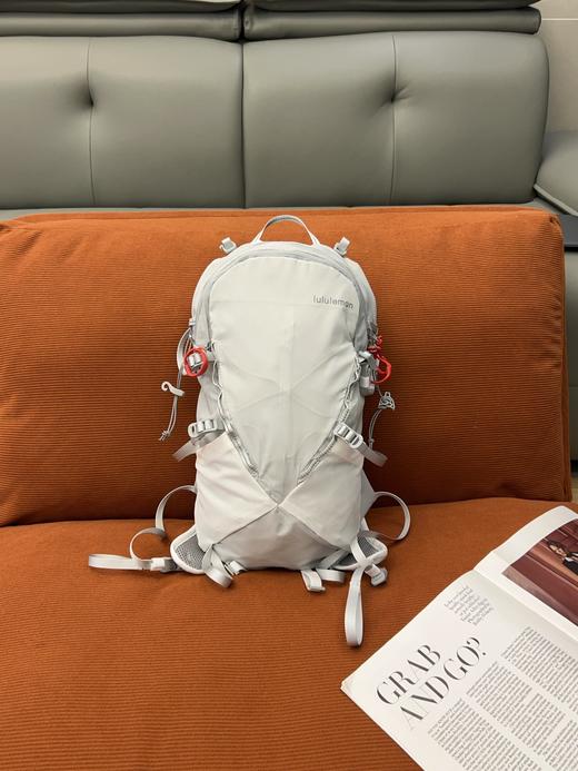 点此购买 LuLulemon男女款全运动双肩背包 ye 341332 商品图3