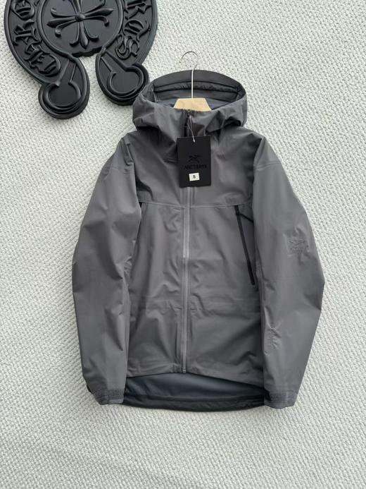 点此购买 始祖鸟ALPHA jacket LT GEN2.2军鸟系列男士防水透气纯色高领夹克外套 ggd 341264 商品图4