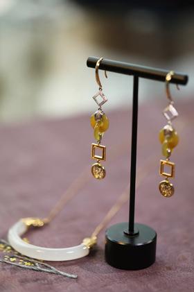 白玉璜项链与秋香色舍得