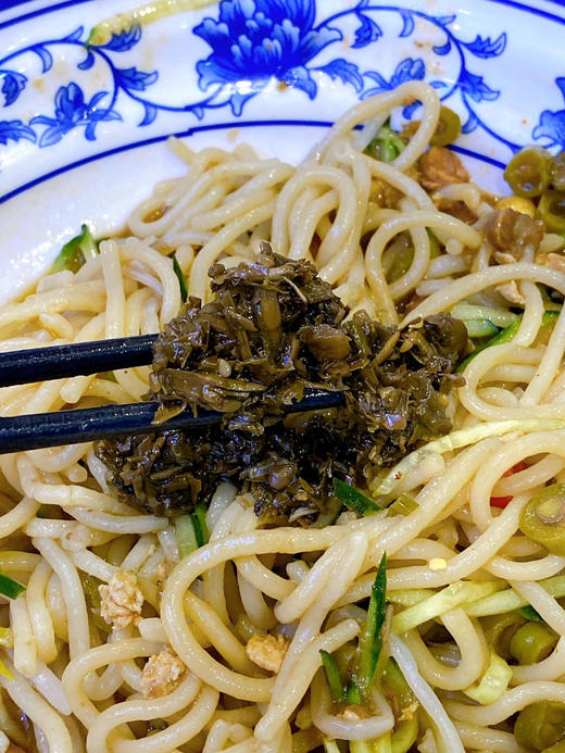 🍱干饭搭子【原味香椿酱】，只需19.9💰4瓶带回家❗️头茬香椿嫩芽制作🌱拌饭拌面夹馍，巨巨巨香❗️ 🌿 春意盎然，你是否也想让餐桌上的每一口都充满春天的味道❗️ 商品图5