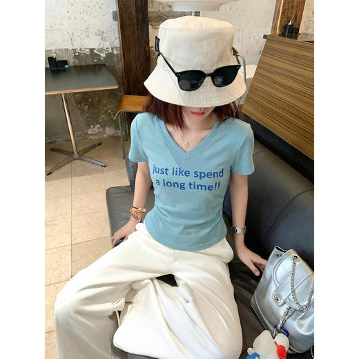 <曾小咸推荐>蓝绿色印花修身v领短袖t恤女 商品图2