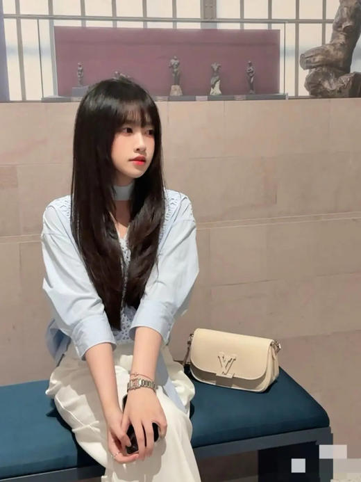 LV  buci 奶油白 水波纹 牛皮 斜挎包 商品图3