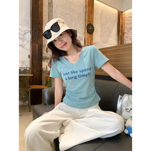 <曾小咸推荐>蓝绿色印花修身v领短袖t恤女 商品图4
