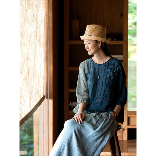 艺术家联名款 牧衣游原创吊蓝染亚麻混纺刺绣小衫文艺上衣 桃逸 商品图1