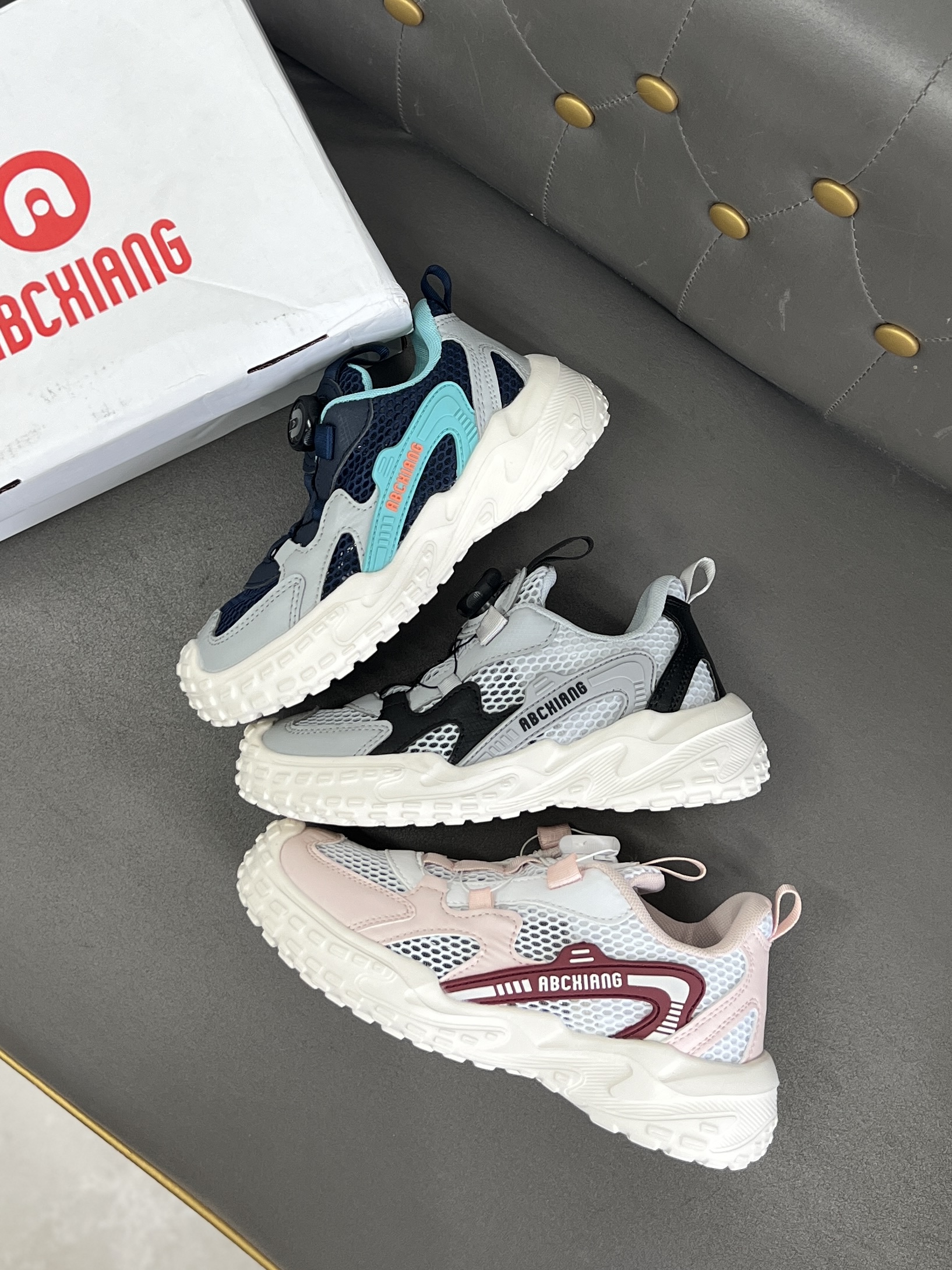 【ABC KIDS运动鞋】品牌直发~万达撤柜清仓透气鞋面，穿着舒爽不捂脚、不闷汗！采用人体力学设计，很好穿~