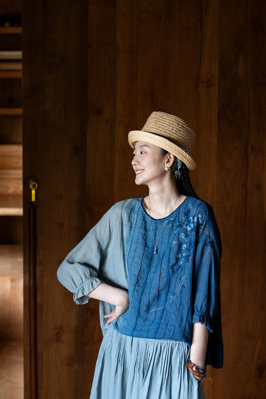 艺术家联名款 牧衣游原创吊蓝染亚麻混纺刺绣小衫文艺上衣 桃逸 商品图5