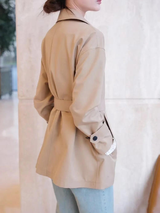 丝羊毛精纺平纹布双排扣风衣 经典简约一手长长度 线条剪裁干净利落 经典翻领设计 搭配本布腰带 风格随心切换 商品图7