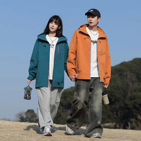 特惠！【户外服饰丨Schenvega 探索山野户外夹克青少年/成人冲锋衣】采用高密度防泼水面料，密度高疏水性能强，有效阻挡水侵入，版型张弛有度运动不紧绷，不易挑身材，满足日常穿搭需求，男女同款