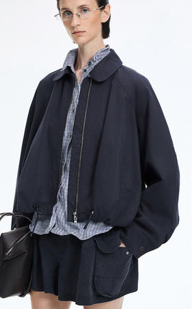 巴恩风工装夹克 黄金比例分割腰线 截短衣长很适合叠穿有层次感 下摆收紧 经典翻领 全棉材质透气不闷汗