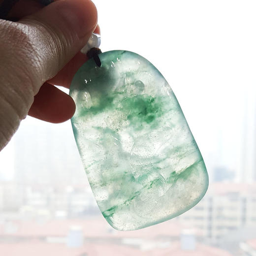 【天然正品】A货翡翠天然收藏级细腻冰种飘蓝花御龙菩萨（镇邪纳福）平安无事牌翡翠吊坠项链 66.1*43.7*10.3MM（皆取最大值）270226NJS09 商品图3