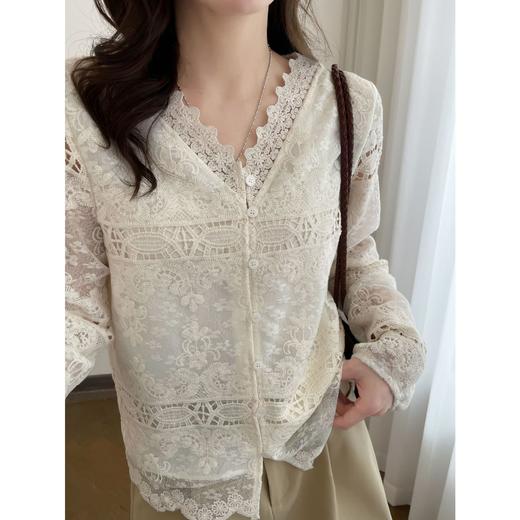 2026春夏法式优雅气质V领蕾丝镂空衬衫时尚通勤百搭长袖上衣！ 商品图0