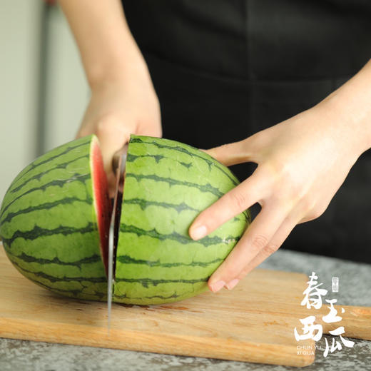 【基地直发】 山东珍珠红红瓤小西瓜，瓜皮翠绿，果肉红艳，皮薄且脆，可以徒手剥皮，吊瓜种植，净重4.5-5斤/2枚礼盒装 商品图6