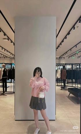 上身既有洋气时髦的潮感