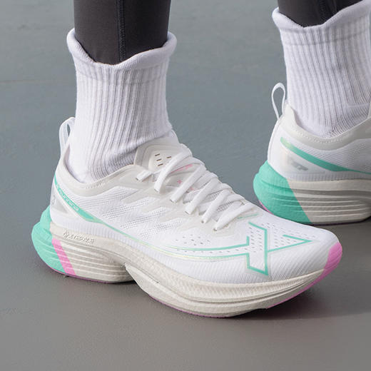 特步 一体成型3.0系列 女款 跑步鞋 商品图1