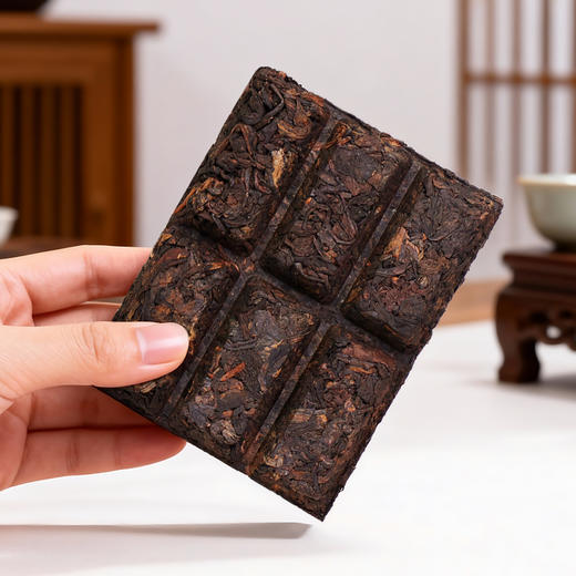压箱底寸金砖 马到成功 2020年普洱熟茶 巧克力茶砖 茶叶礼盒 300克/50克*6片/盒 商品图8