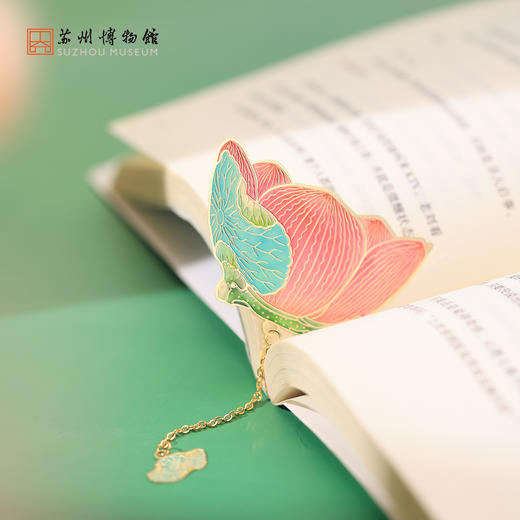 苏州博物馆 粉彩绿里花形杯彩艺金属书签 商品图4