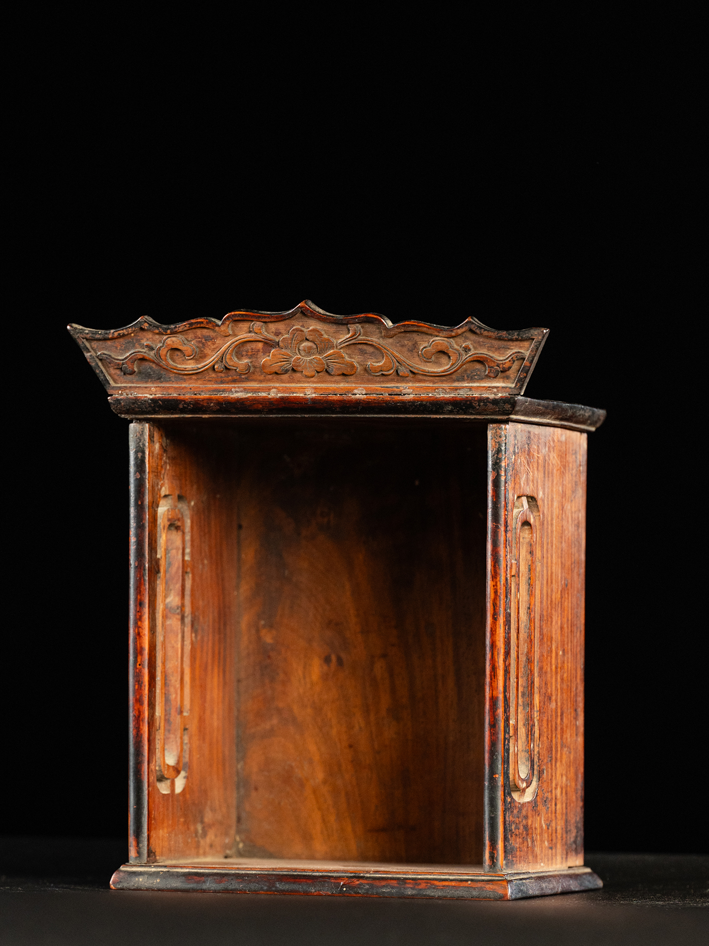 清	黄花梨毗卢顶花卉纹小佛龛