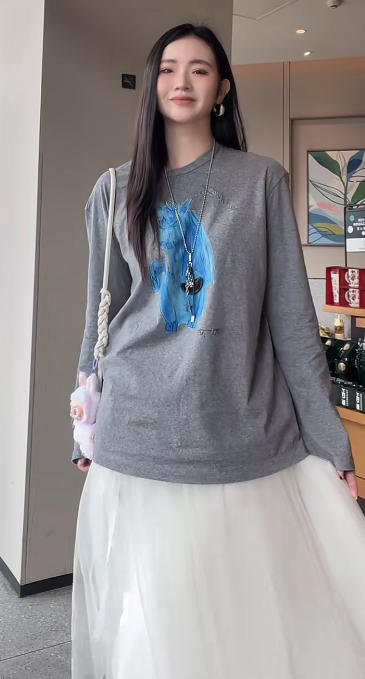 生肖小马长袖T恤 克莱因蓝小马印花 清新可爱 手绘艺术感 + 工艺细节设计感 袖口微收设计 干净利落 H 型廓形 全身材适配 商品图3