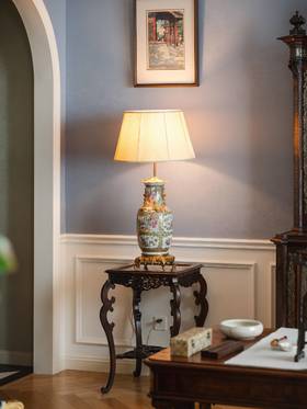 独角鹿西洋古董19世纪中国外销出品广彩庭院仕女图配铜鎏金底座螭龙狮首耳瓷瓶台灯