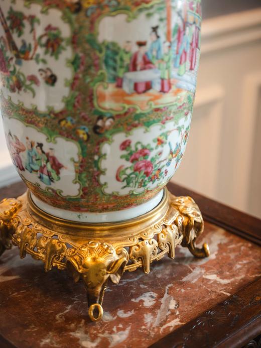 独角鹿西洋古董19世纪中国外销出品广彩庭院仕女图配铜鎏金底座螭龙狮首耳瓷瓶台灯 商品图8