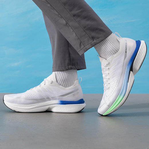 特步 一体成型3.0系列 男款 跑步鞋 商品图3