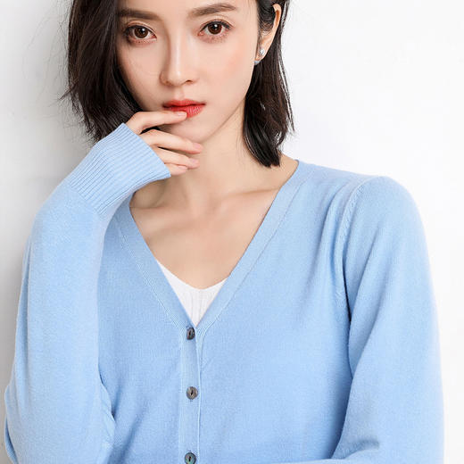 清仓！任选2件加购物车到手59.9元！单拍不发货  茶稚 多巴胺色V领开衫针织衫 品质纱线 柔软舒适 简约大气 多色可选 气质百搭 商品图14