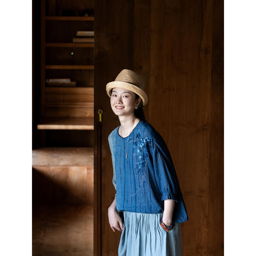 艺术家联名款 牧衣游原创吊蓝染亚麻混纺刺绣小衫文艺上衣 桃逸 商品图2