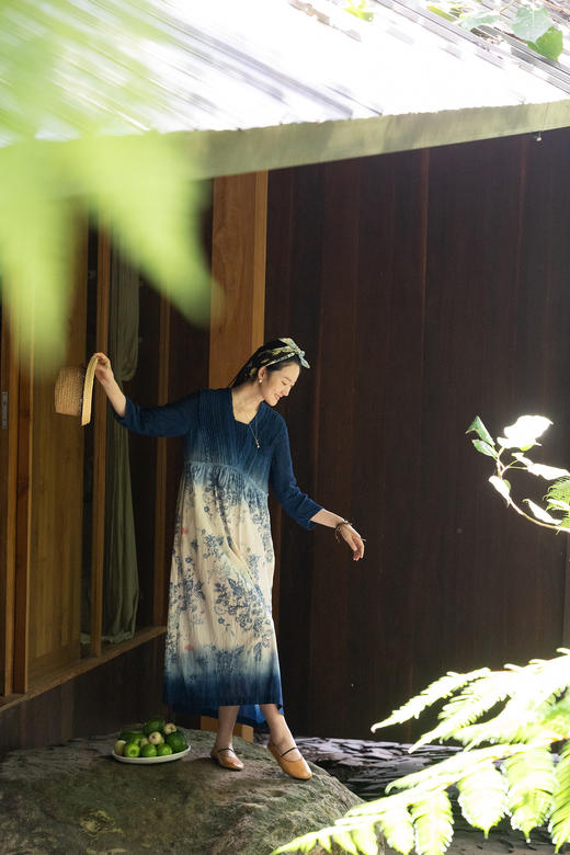 艺术家联名款 牧衣游原创吊蓝染手绘印花连衣裙纯棉禅意古朴 欣化 商品图5