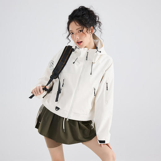 🌟【26889（女款短款）多巴胺色系冲锋夹克】情侣款冲锋夹克天花板找到了！👍同款不同版型，他穿帅气，我穿显瘦，出门就被问爆！👇 商品图4