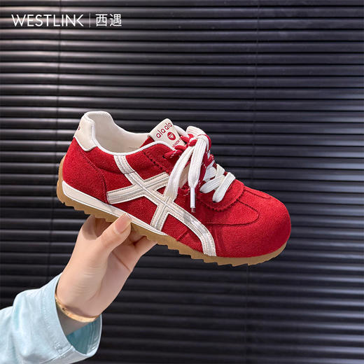 西遇复古红色内增高德训鞋女2026新款春季平底透气百搭休闲板鞋P0066298 商品图2