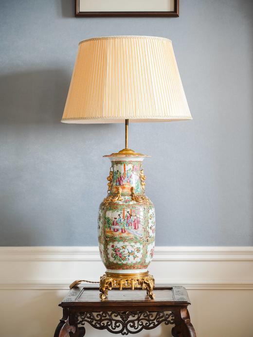 独角鹿西洋古董19世纪中国外销出品广彩庭院仕女图配铜鎏金底座螭龙狮首耳瓷瓶台灯 商品图2