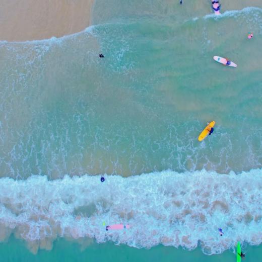 【海南】万宁冲浪、浆板、赶海、椰子树跳水多种体验！住丽思卡尔顿，全程旅拍！5天4晚，5岁起报！ 商品图0