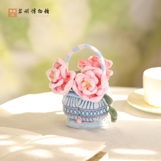 苏州博物馆 青花提篮毛绒摆件 商品图0