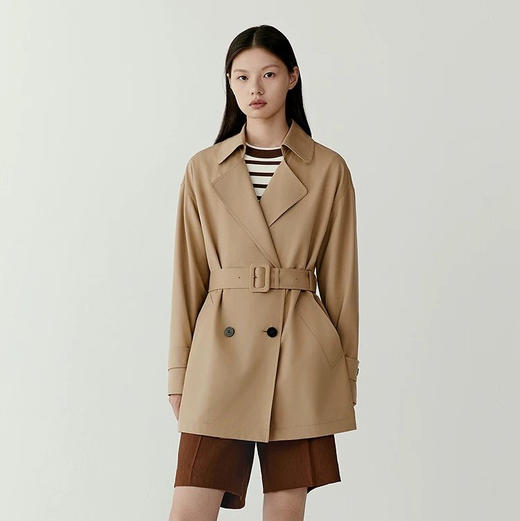 丝羊毛精纺平纹布双排扣风衣 经典简约一手长长度 线条剪裁干净利落 经典翻领设计 搭配本布腰带 风格随心切换 商品图0