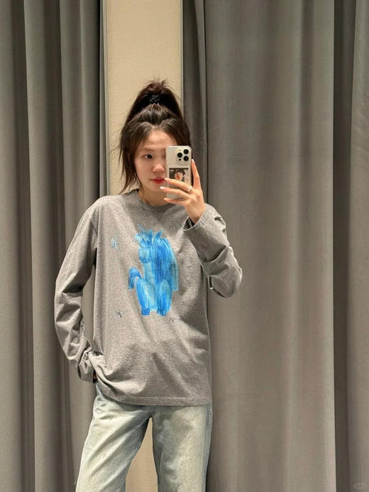 生肖小马长袖T恤 克莱因蓝小马印花 清新可爱 手绘艺术感 + 工艺细节设计感 袖口微收设计 干净利落 H 型廓形 全身材适配 商品图2