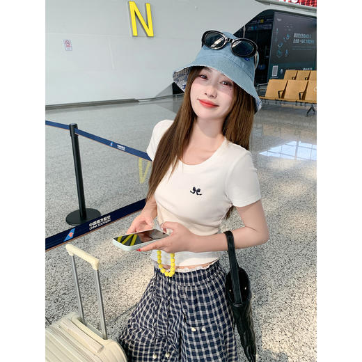 <曾小咸推荐>韩系镂空字母刺绣短袖t恤上衣 商品图0