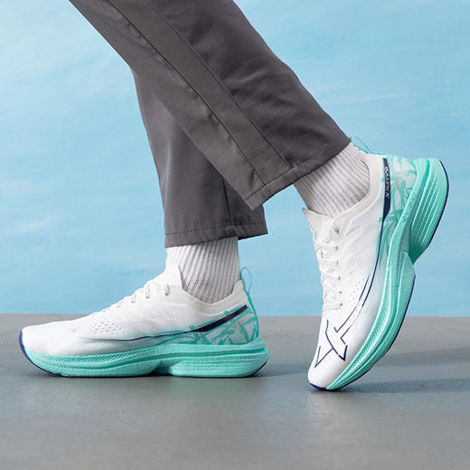 特步 一体成型3.0系列 男款 跑步鞋 商品图8