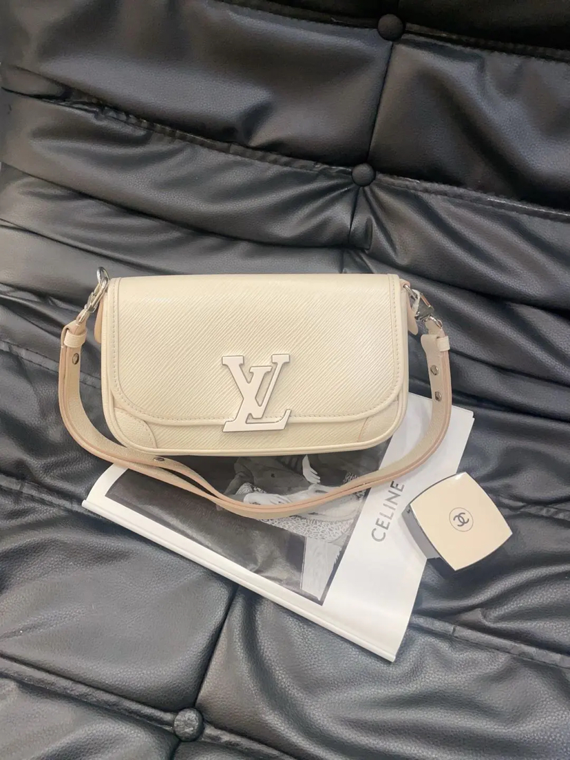 LV  buci 奶油白 水波纹 牛皮 斜挎包