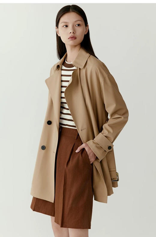 丝羊毛精纺平纹布双排扣风衣 经典简约一手长长度 线条剪裁干净利落 经典翻领设计 搭配本布腰带 风格随心切换 商品图1