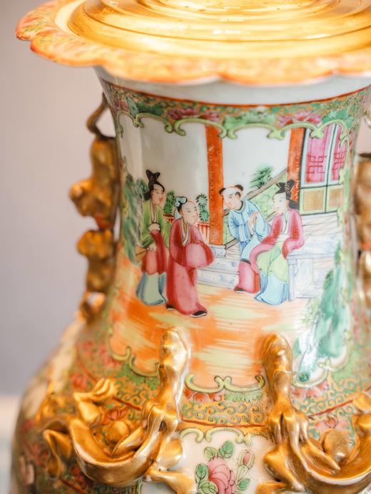 独角鹿西洋古董19世纪中国外销出品广彩庭院仕女图配铜鎏金底座螭龙狮首耳瓷瓶台灯 商品图3