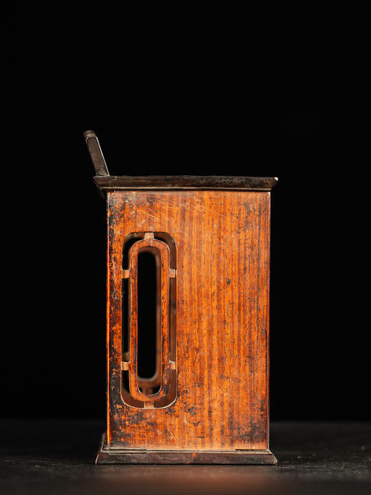 清	黄花梨毗卢顶花卉纹小佛龛 商品图3