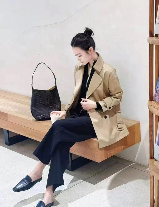 丝羊毛精纺平纹布双排扣风衣 经典简约一手长长度 线条剪裁干净利落 经典翻领设计 搭配本布腰带 风格随心切换 商品图4