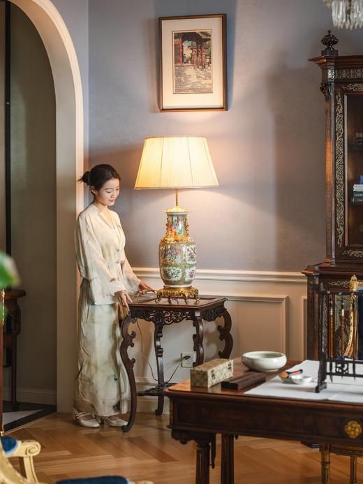 独角鹿西洋古董19世纪中国外销出品广彩庭院仕女图配铜鎏金底座螭龙狮首耳瓷瓶台灯 商品图1