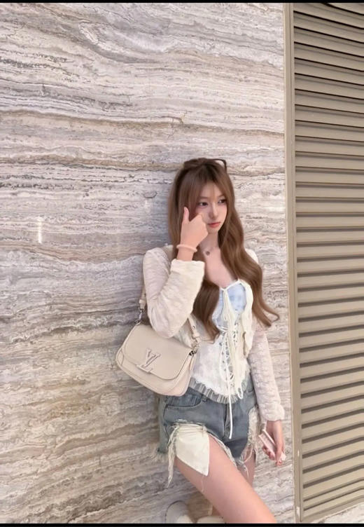 LV  buci 奶油白 水波纹 牛皮 斜挎包 商品图2