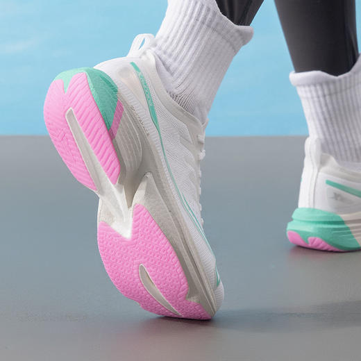 特步 一体成型3.0系列 女款 跑步鞋 商品图3